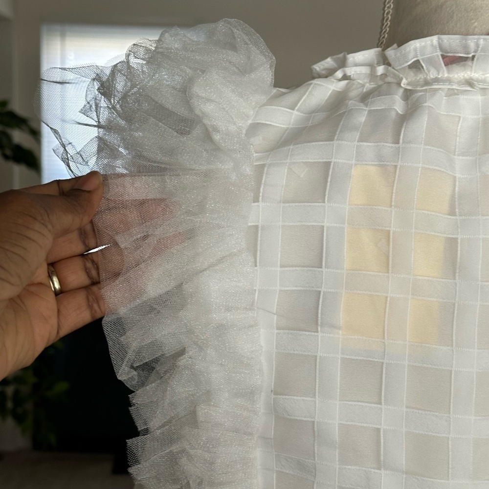 Entro White Gingham Check Blouse Ruffle Cap Sleeve Lined V-Neck Size Medium NWT - Picture 7 of 14